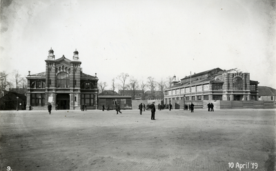 807342 Gezicht op het Vredenburg te Utrecht, met links de Korenbeurs en rechts de Fruithal tijdens de sloop.